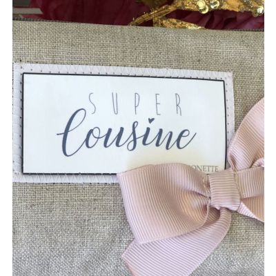 Cousine Gift - Shiny linen pouch, pink bow and text "Super Cousine"