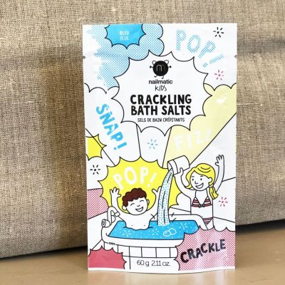 Blue crackling bath salts for children