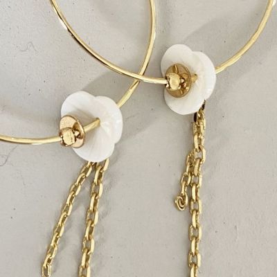 Mother-of-pearl flower hoop earring