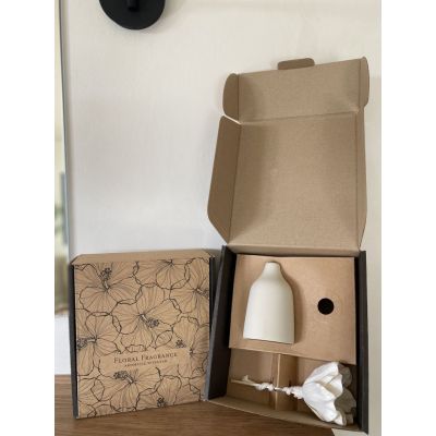 Room fragrance diffuser box by capillarity